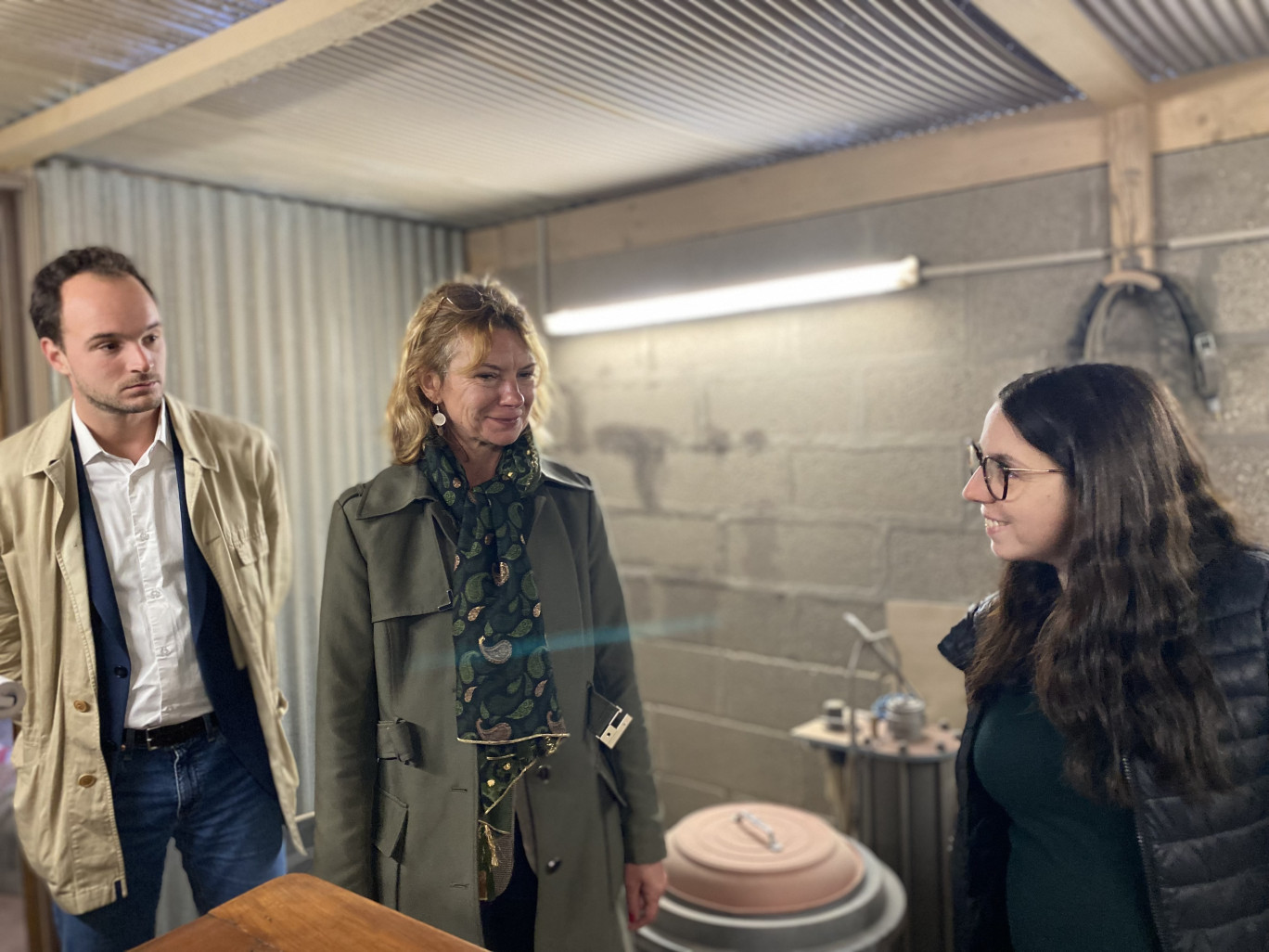 Christelle Hiver a salué le travail de l’association, ici avec Angelo Tonolli et Marine Liénard, dans la cabine de sablage.