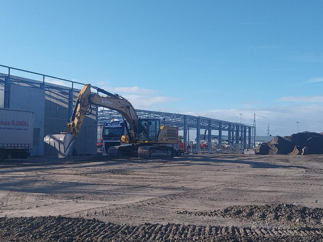 Les bâtiments de la nouvelle unité de production d'Isocab by Kingspan sont déjà sortis de terre. Ils devraient être opérationnels d'ici quelques mois.