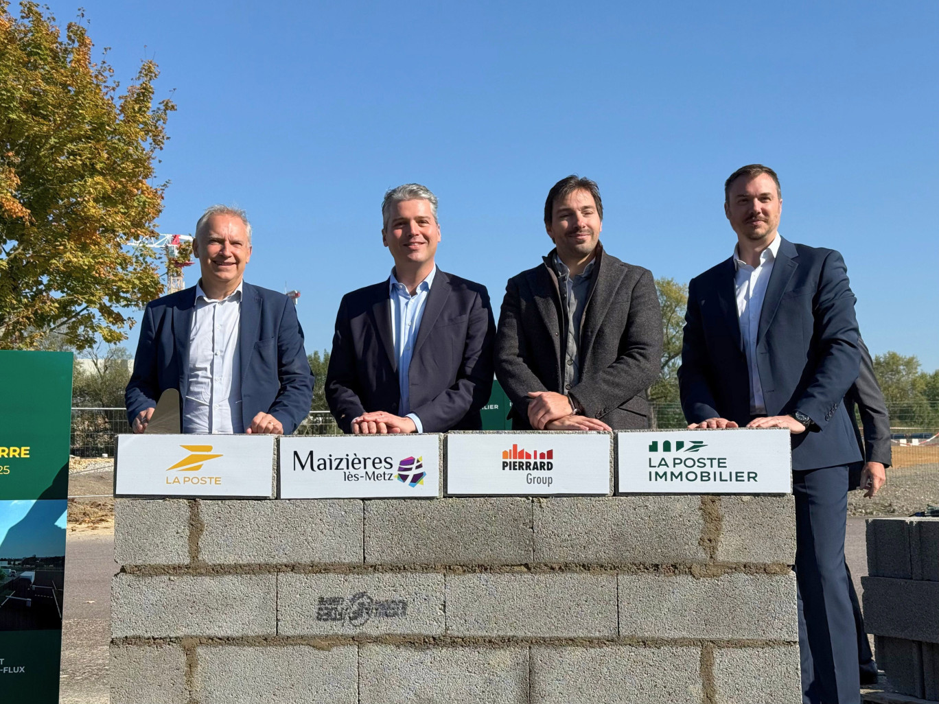 © La Poste. Pose officielle de la première pierre de la future plateforme de préparation et de distribution du courrier multi-flux à Maizières-Lès-Metz..