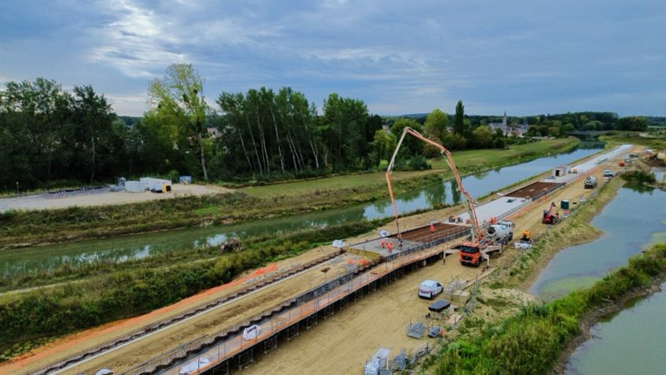 Le dernier élément installé début octobre 2025 est un escalier permettant de rejoindre les berges de l’Oise. © Demathieu Bard
