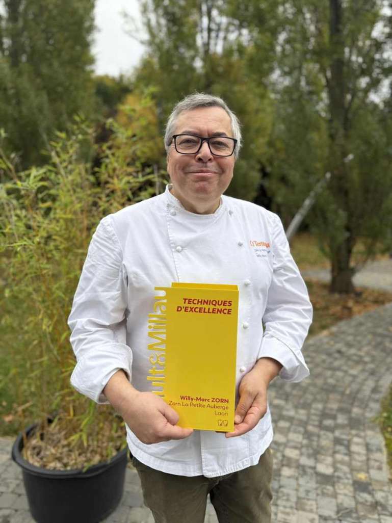 Le chef Willy-Marc Zorn avec le trophée "Techniques d'Excellence". (c) Restaurant La Petite Auberge