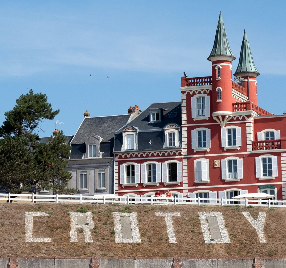 L'hôtel-restaurant les Tourelles, les pieds dans l'eau en baie de Somme. © Cyrille Struy