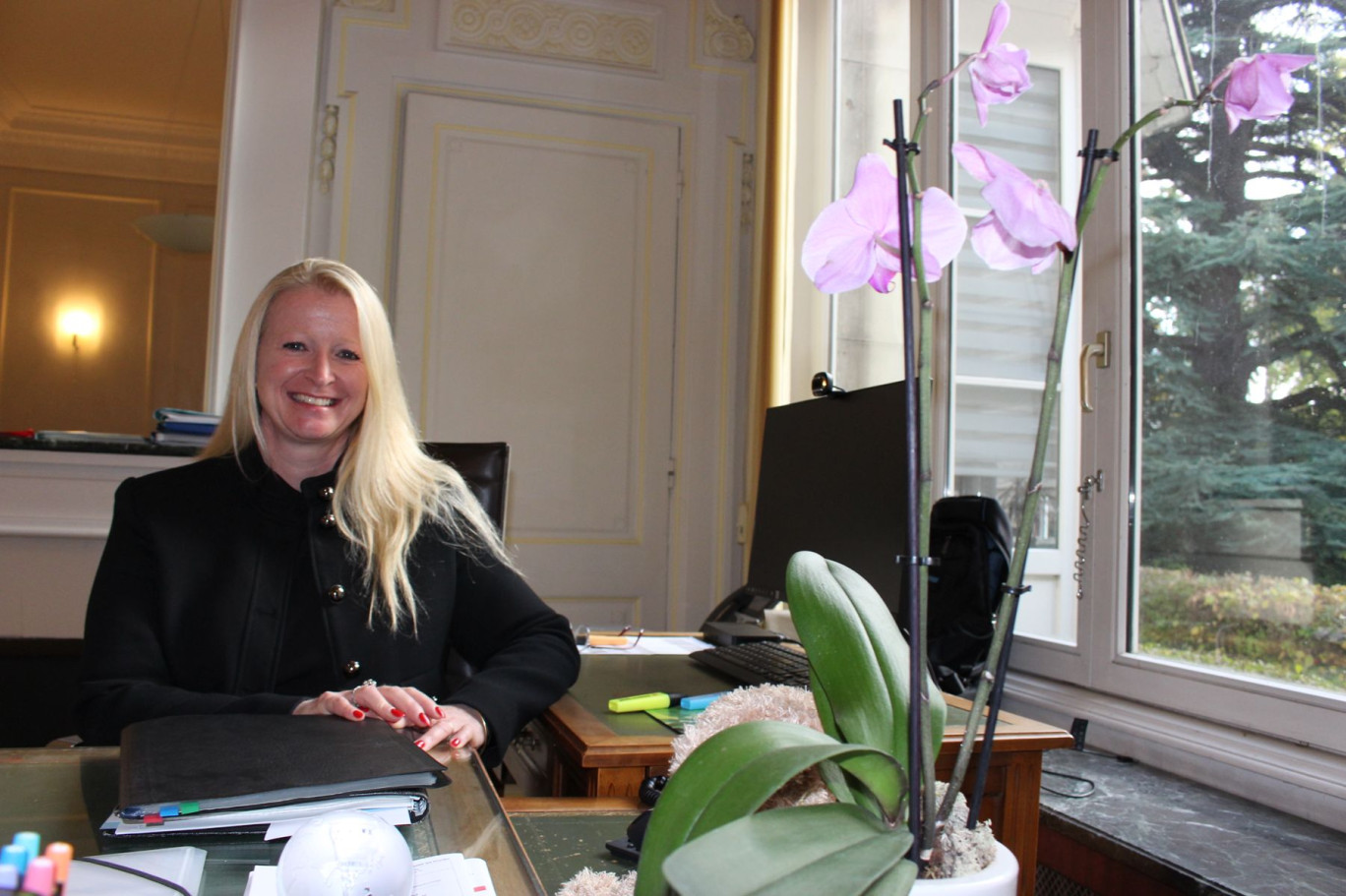 Estelle Charles a pris ses fonctions au cabinet du préfet de la Somme, sur le bureau même de Jean Moulin qui fut secrétaire général de la préfecture.