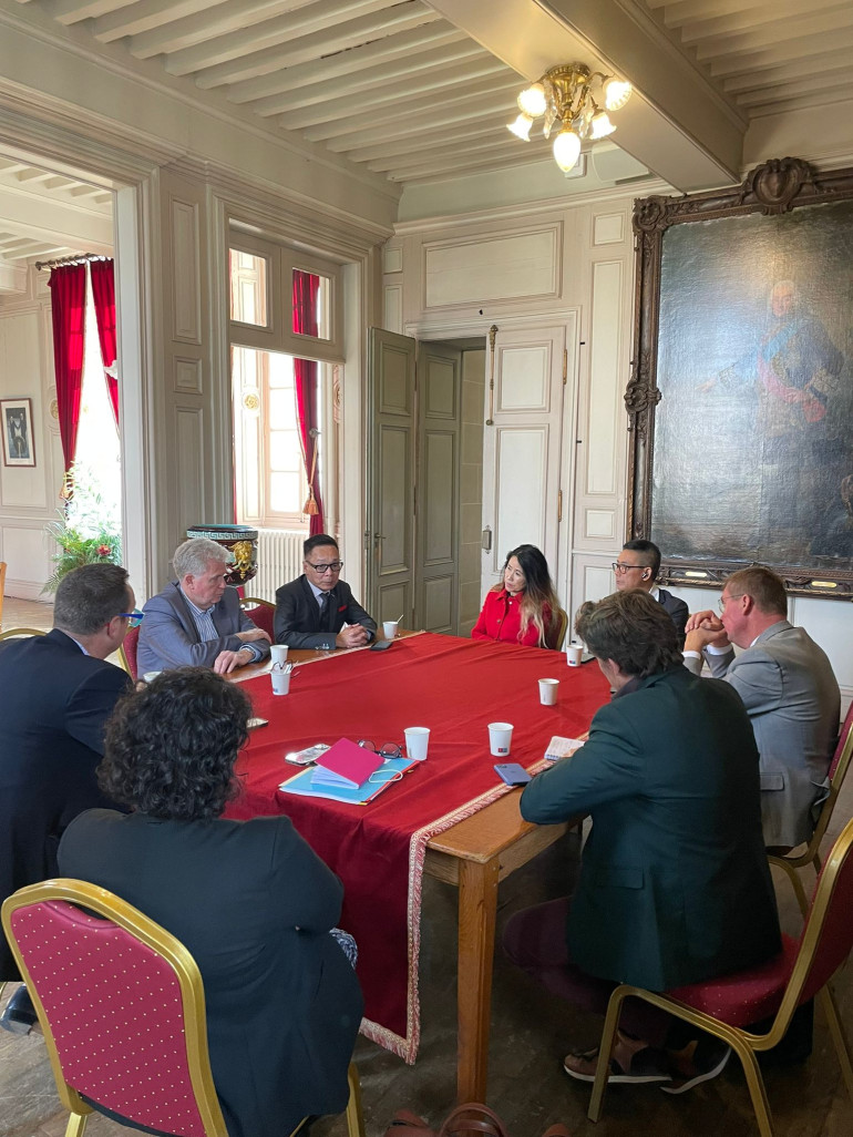 © Grand Verdun. Discussion entre les investisseurs et les élus, dans les locaux de la mairie de Verdun.