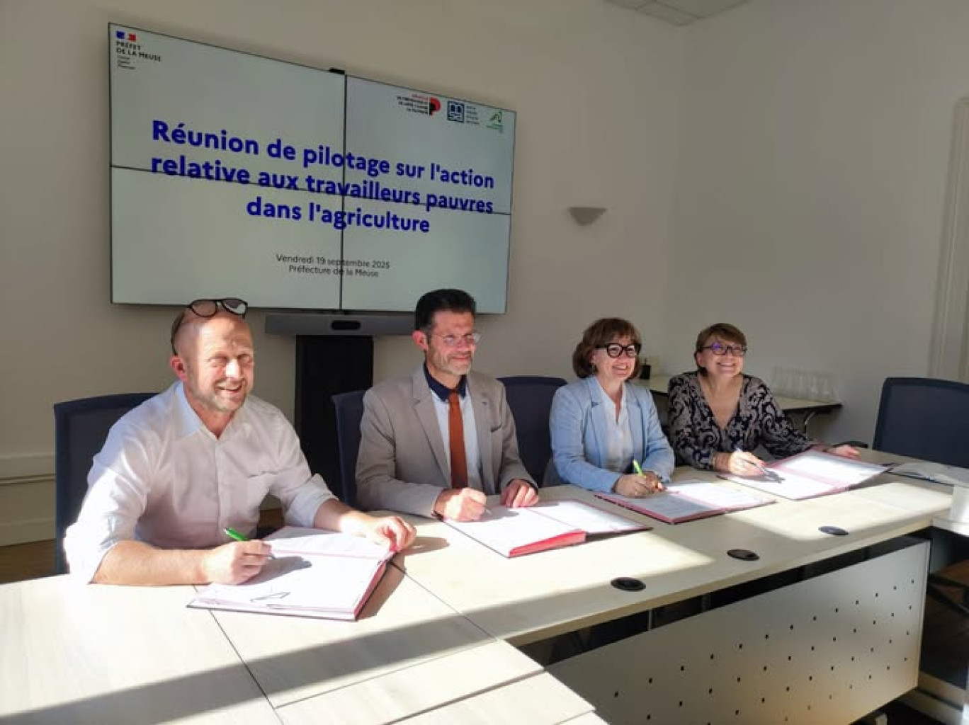 © Chambre d'Agriculture de la Meuse.  (De gauche à droite) Nicolas Pérotin Président de la Chambre d'Agriculture de la Meuse, Xavier Delarue, Préfet de la Meuse, Anne Dal Molin Directrice générale MSA MARNE ARDENNES MEUSE, et Virginie WillaimeCréatrice d'emplois durables.
