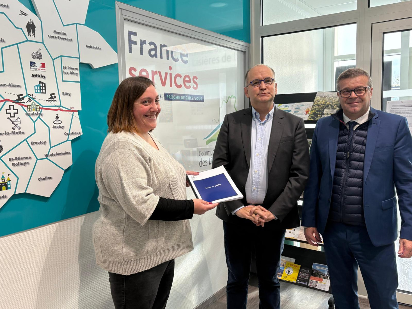 Christian Guyard, sous-préfet de Compiègne (au centre) a remis le cachier "Ecrire au préfet" à la maison France Services d'Attichy, aux côtés de Franck Superbi, président le communauté de communes des Lisières de l'Oise.