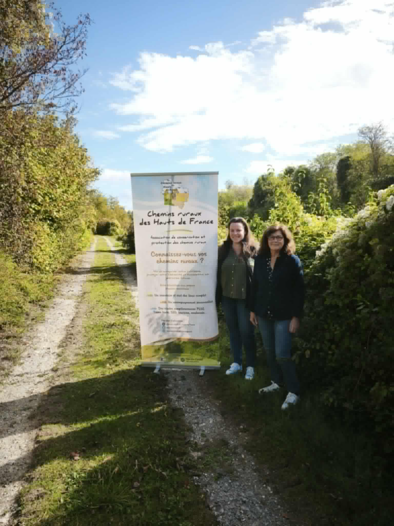 Nadia Buttazzoni (à dr.), présidente des Chemins ruraux Hauts-de-France, et explique Charline Stadtfeeld, chargée de mission Hauts-de-France.