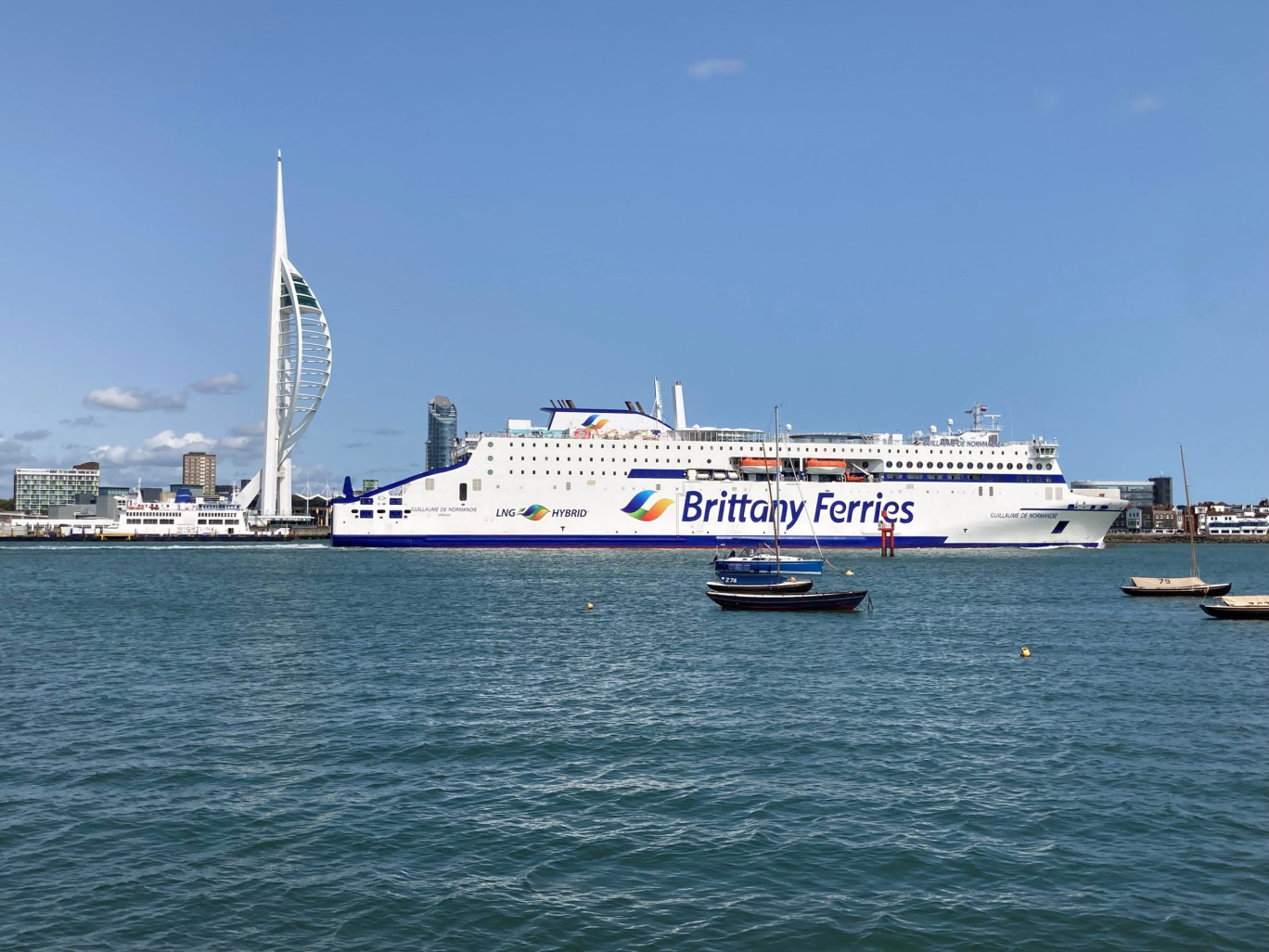 La compagnie Brittany Ferries mise sur son nouveau navire hybride, le Guillaume de Normandie. 
