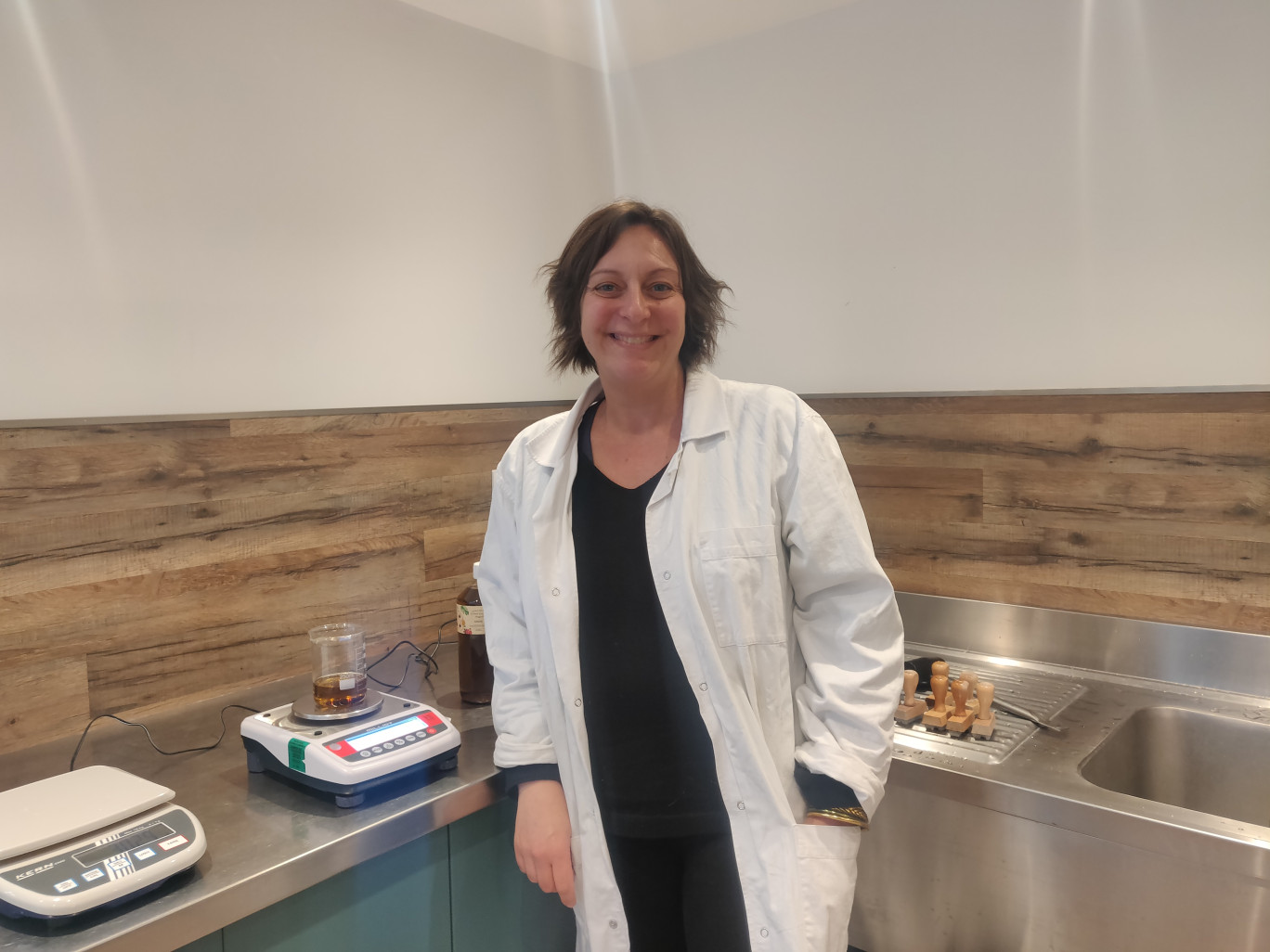 Les créations de Marie Liégeois-Lorthé, dont la vocation est née à la maternité Saint-Côme de Compiègne, sont aujourd’hui présentes dans les kits de naissance de l’établissement.  © Aletheia Press / DLP