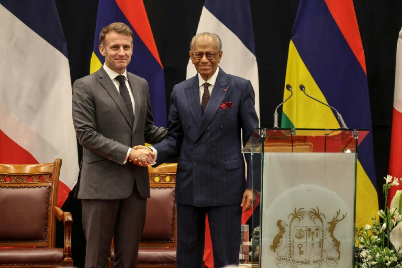 Le Premier ministre de l'île Maurice Navin Ramgoolam et Emmanuel Macron lors d'une conférence de presse à Port-Louis, île Maurice, le 20 novembre 2025. © Ludovic Marin