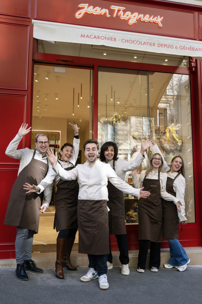 Jean-Baptiste Trogneux, ici au centre avec l équipe de la toute nouvelle boutique de Paris, ouverte en mars 2025. © Jean Trogneux