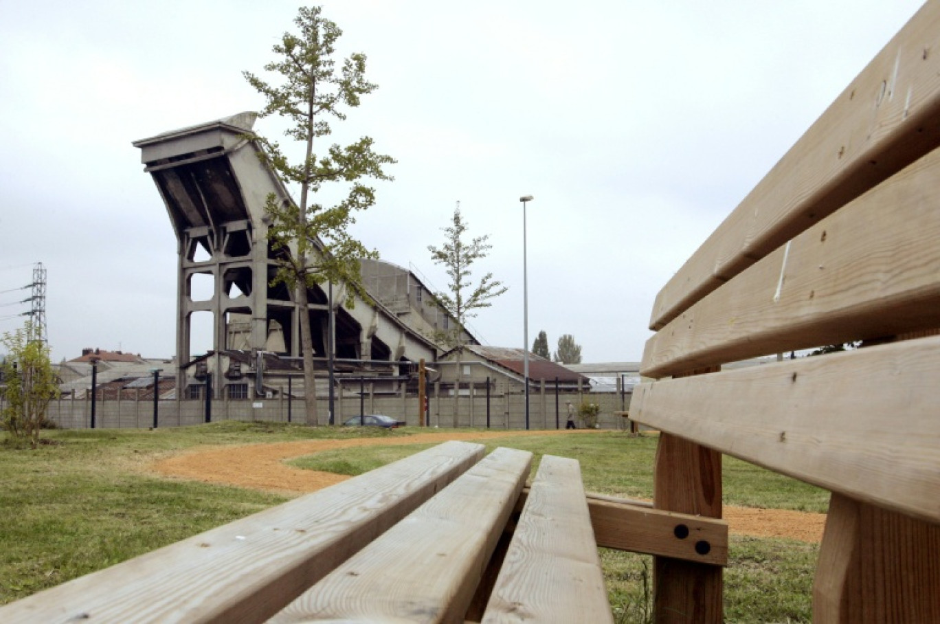 Un tobbogan géant sur le site Michelin de Cataroux à Clermont-Ferrand, le 24 octobre 2007 © THIERRY ZOCCOLAN