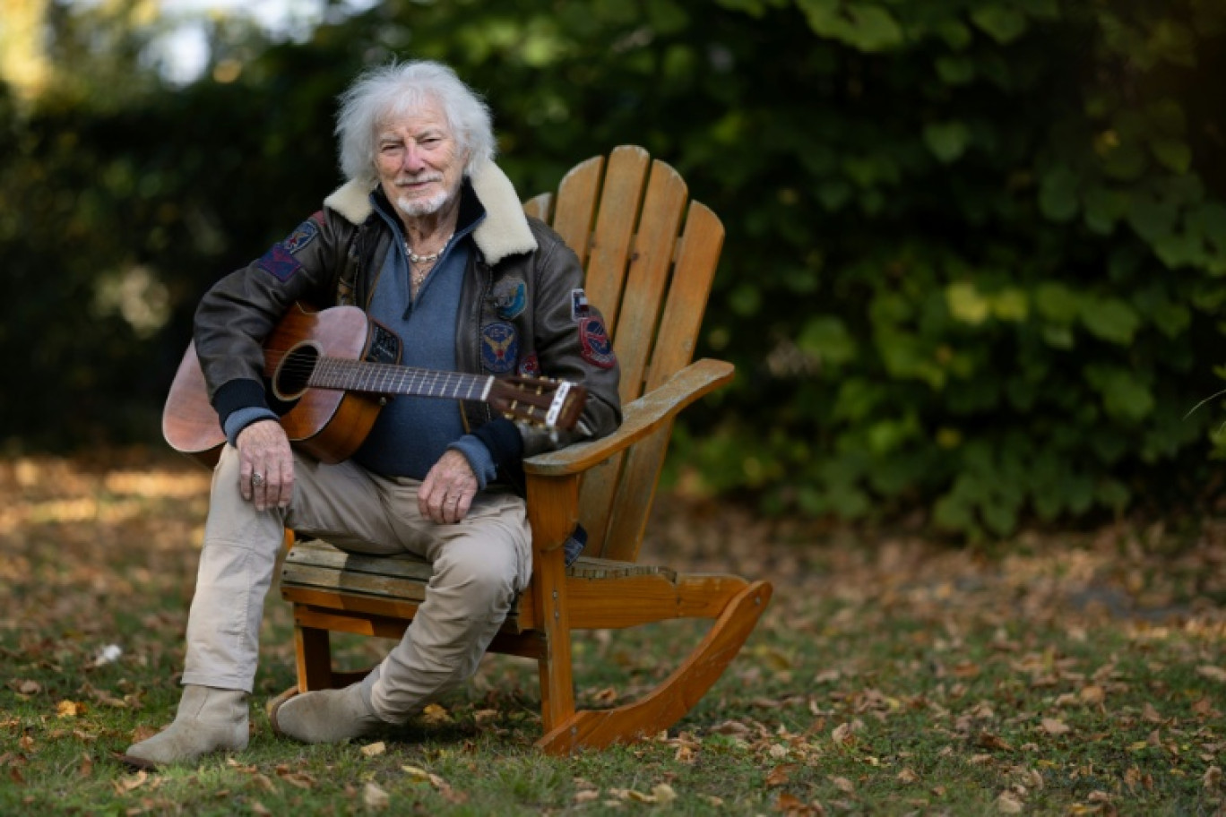 Le chanteur Hugues Aufray, 96 ans, joue de la guitare dans le jardin de sa maison à Marly-le-Roi, dans les Yvelines, le 14 octobre 2025 © JOEL SAGET