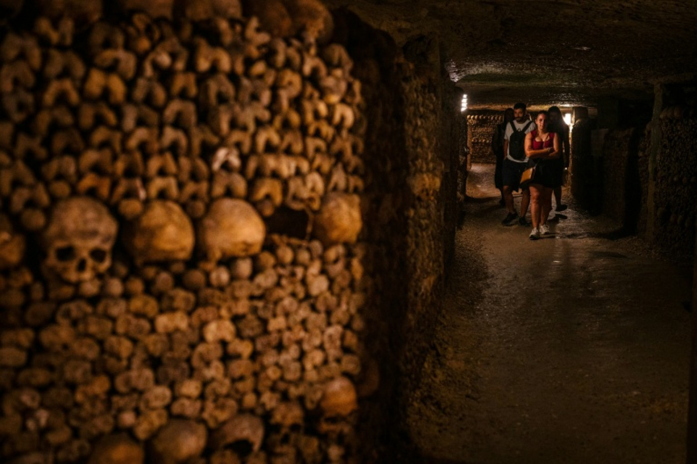 Des touristes visitent les catacombes de Paris, le 12 août 2025 © Dimitar DILKOFF