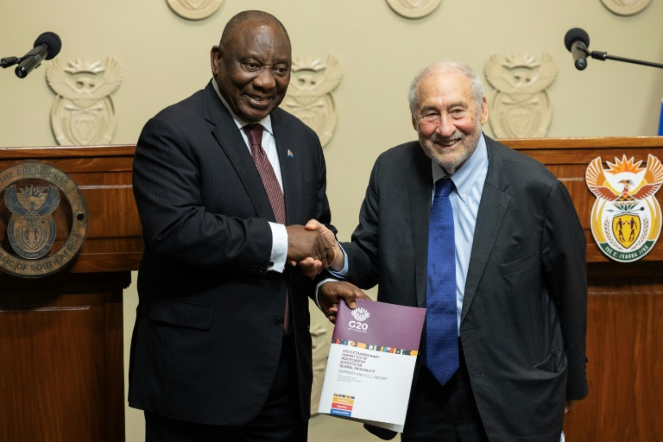 Le prix Nobel d'économie Joseph Stiglitz remet au président sud-africain Cyril Ramaphosa un rapport sur la "crise des inégalités", au Cap en Afrique du Sud le 4 novembre 2025 © GIANLUIGI GUERCIA