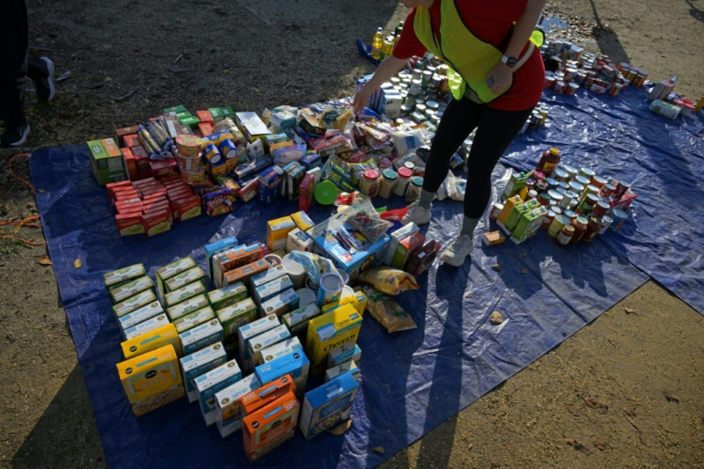 Des bénévoles de l'association People's Pantry Food déposent des denrées alimentaires lors d'une récolte devant le ministère américain de l'Agriculture, à Washington, le 30 octobre 2025 © Oliver Contreras