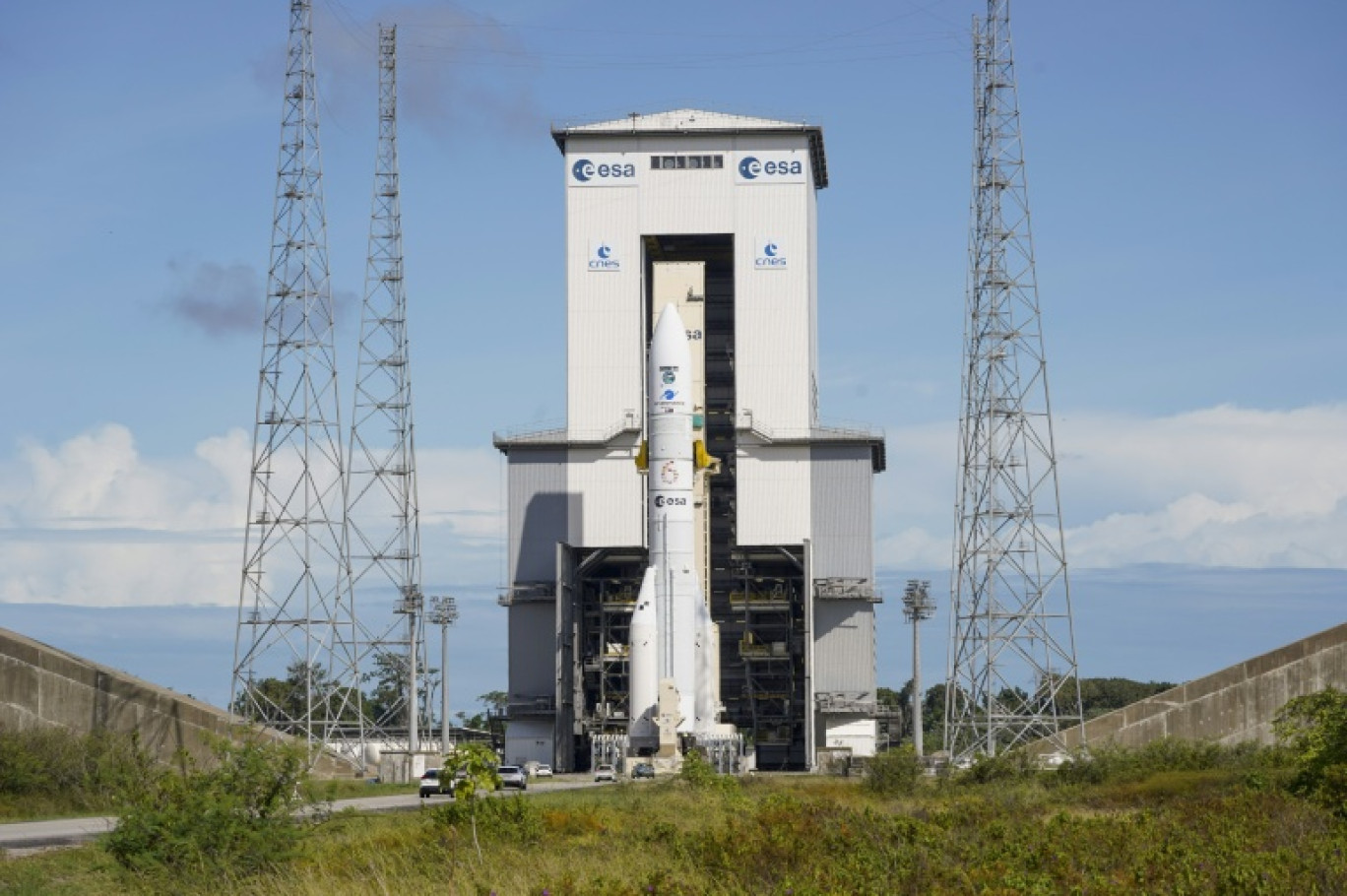 Le lanceur lourd européen Ariane 6 sur son pas de tir du centre spatial de Kourou en Guyane française, le 4 novembre 2025, peu avant son décollage © Ronan LIETAR