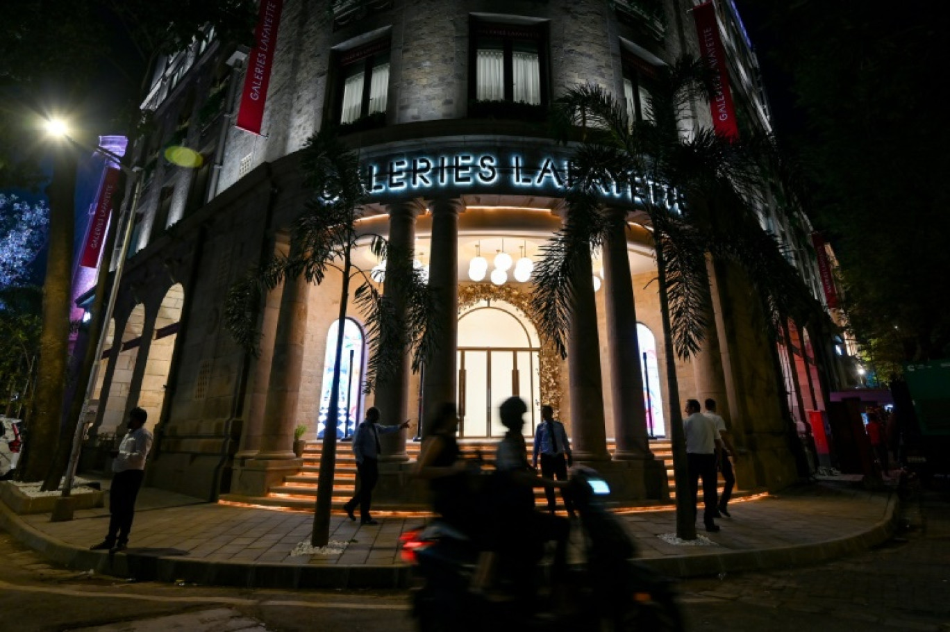 Des piétons passent devant le magasin Galeries Lafayette à Bombay le 15 octobre 2025 © Punit PARANJPE