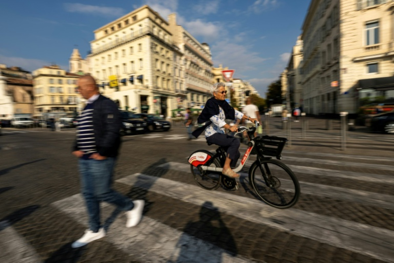 Piéton et cycliste dans le quartier du Vieux Port à Marseille, le 14 octobre 2025 © Miguel MEDINA