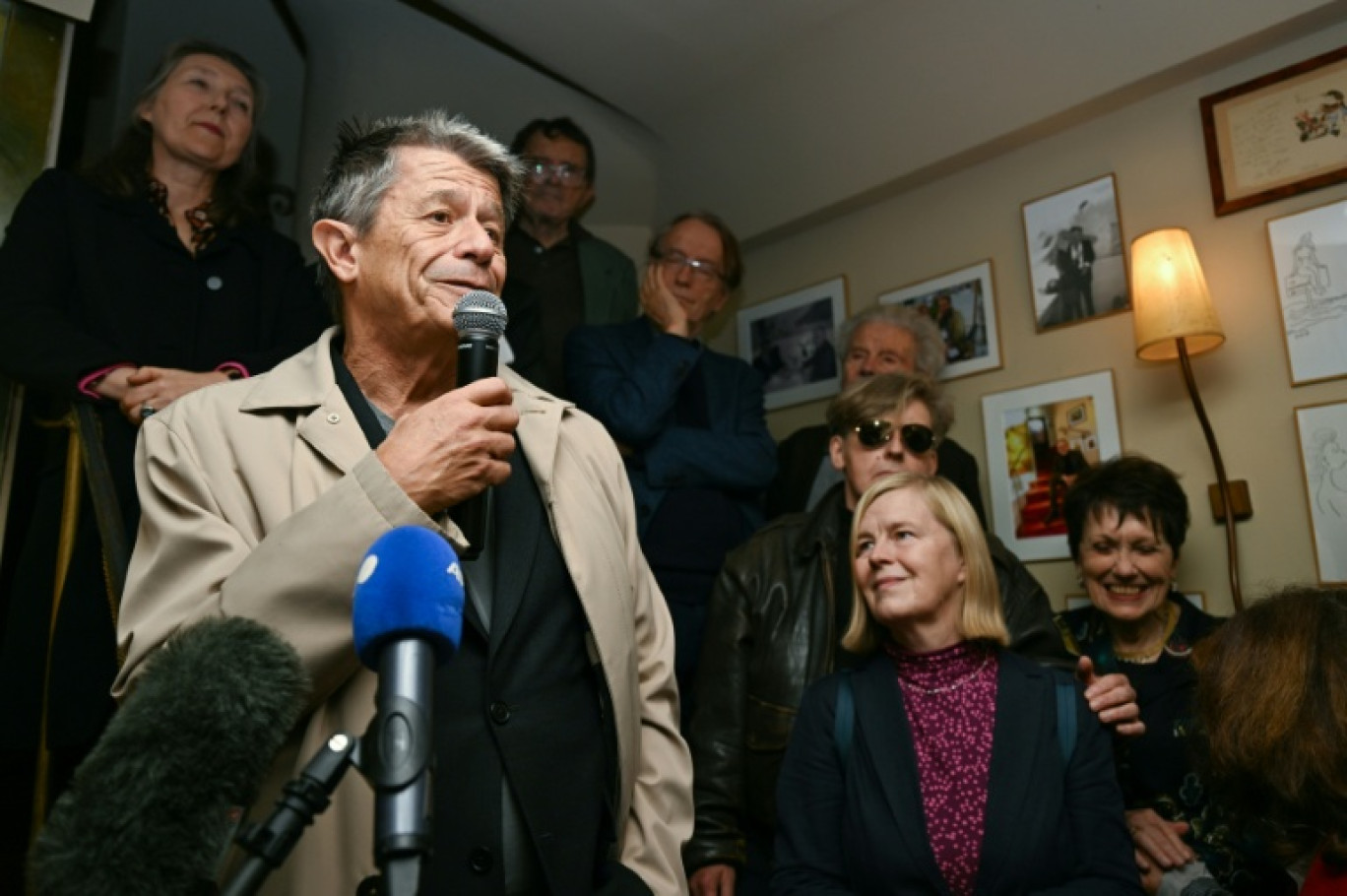 L'écrivain Emmanuel Carrere (g) après avoir reçu le prix Médicis pour son roman "Kolkhoze", aux côtés de l'écrivaine britannique Nina Alan (2e droite), lauréate du prix Médicis de littérature étrangère pour son roman "Les bons voisins", au restaurant La Méditerranée à Paris, le 5 novembre 2025 © Julie SEBADELHA