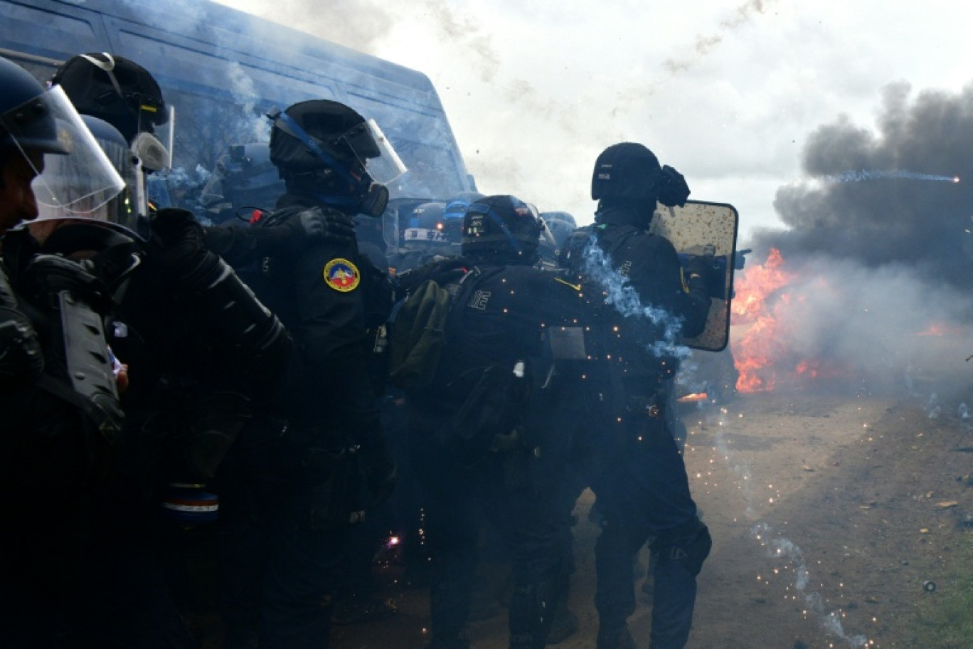Des gendarmes mobiles lors de la manifestation de Sainte-Soline, dans les Deux-Sèvres, contre les mégabassines, le 25 mars 2023 © pascal lachenaud
