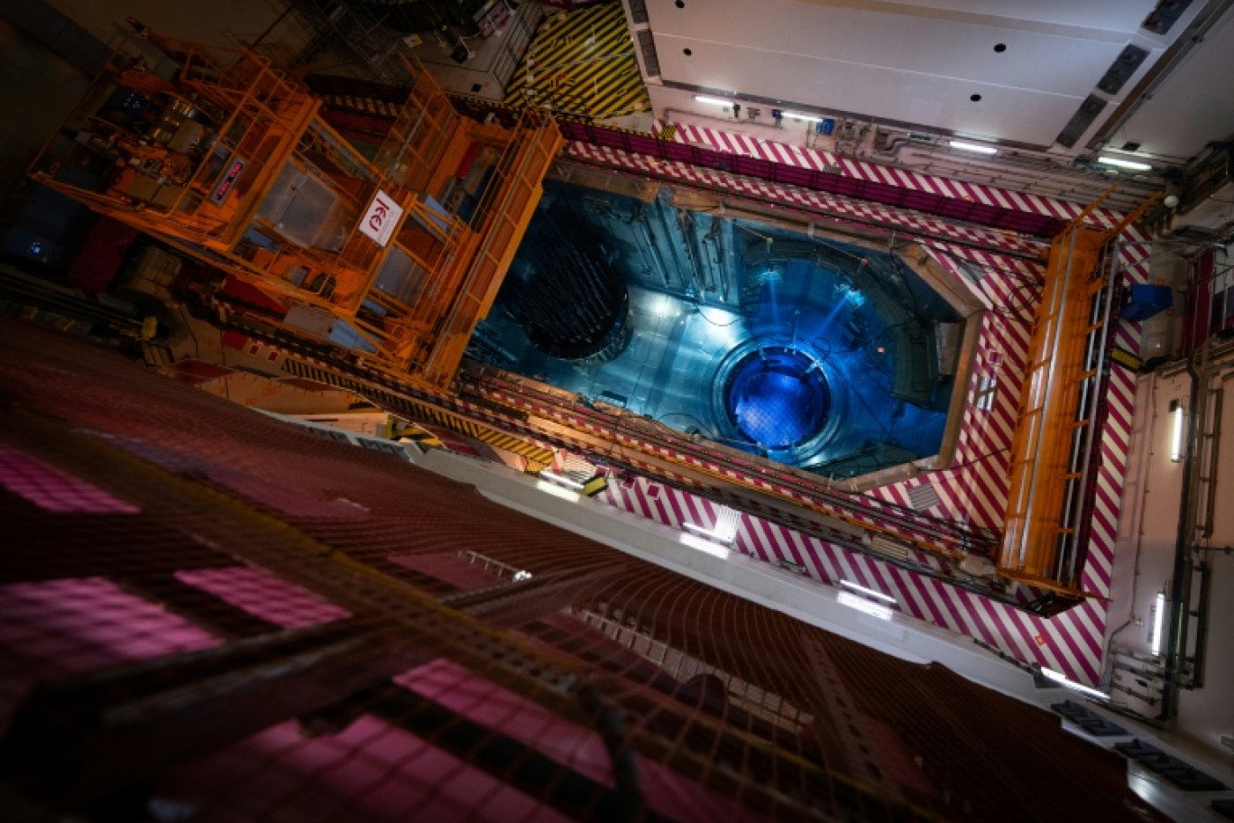 La piscine nucléaire et son réacteur dans le bâtiment du réacteur nucléaire EPR de Flamanville, dans la Manche, le 25 avril 2024 © Lou BENOIST