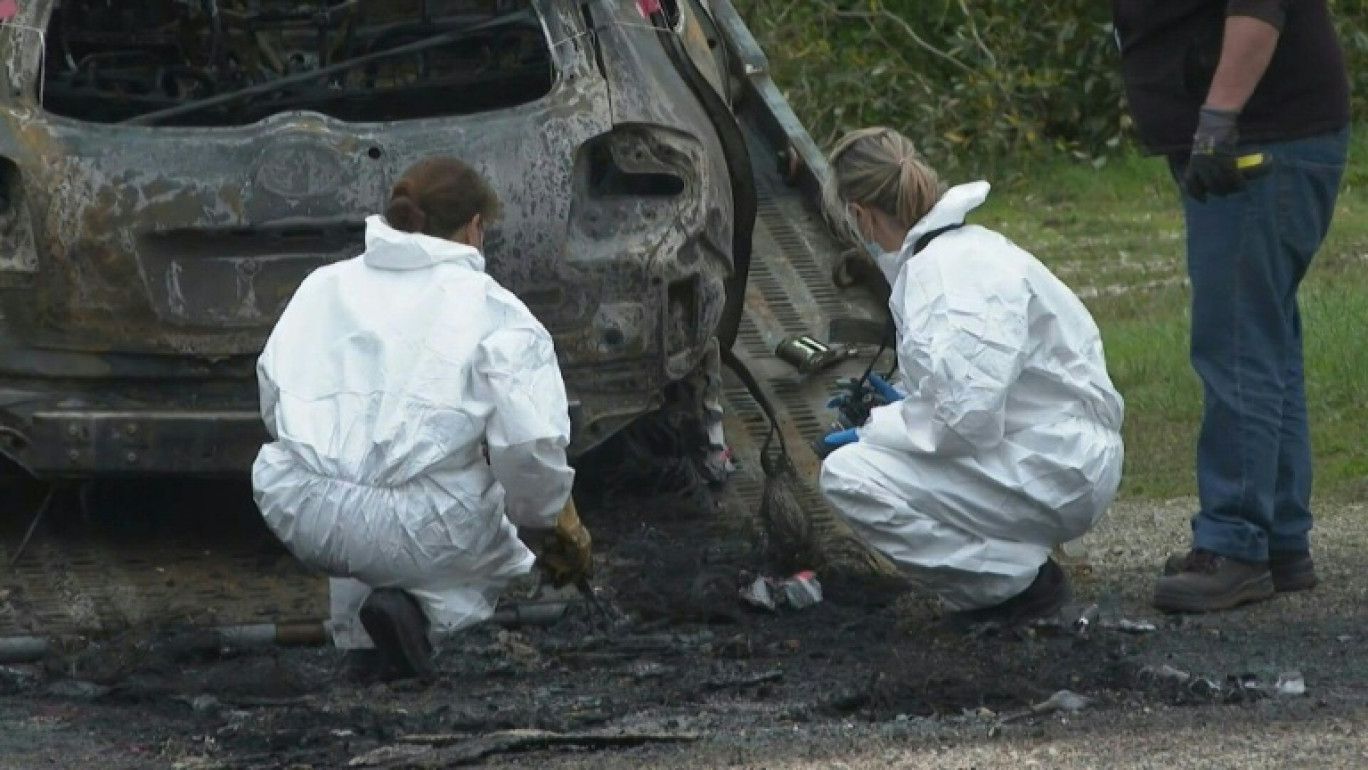 La police scientifique inspecte une voiture calcinée à Saint-Pierre-d’Oléron, le 5 novembre 2025, après qu'un conducteur a percuté volontairement des piétons et des cyclistes sur l'Ile d'Oléron © Christophe ARCHAMBAULT