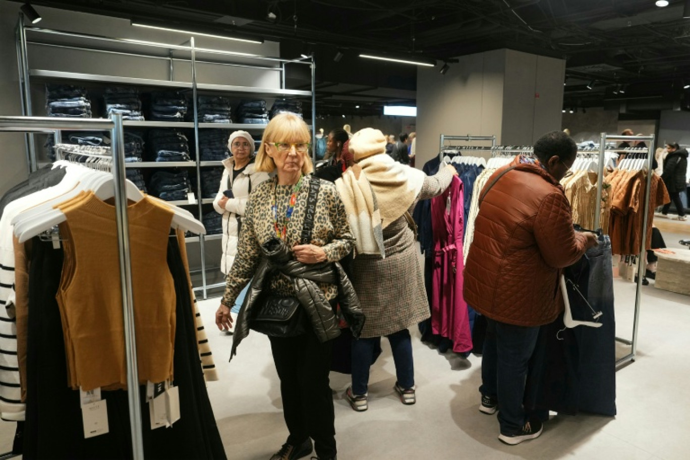 Clientes à l'ouverture de l'espace du géant du e-commerce Shein au Bazar de l'Hotel de Ville (BHV) à Paris le 5 novembre 2025. © Dimitar DILKOFF