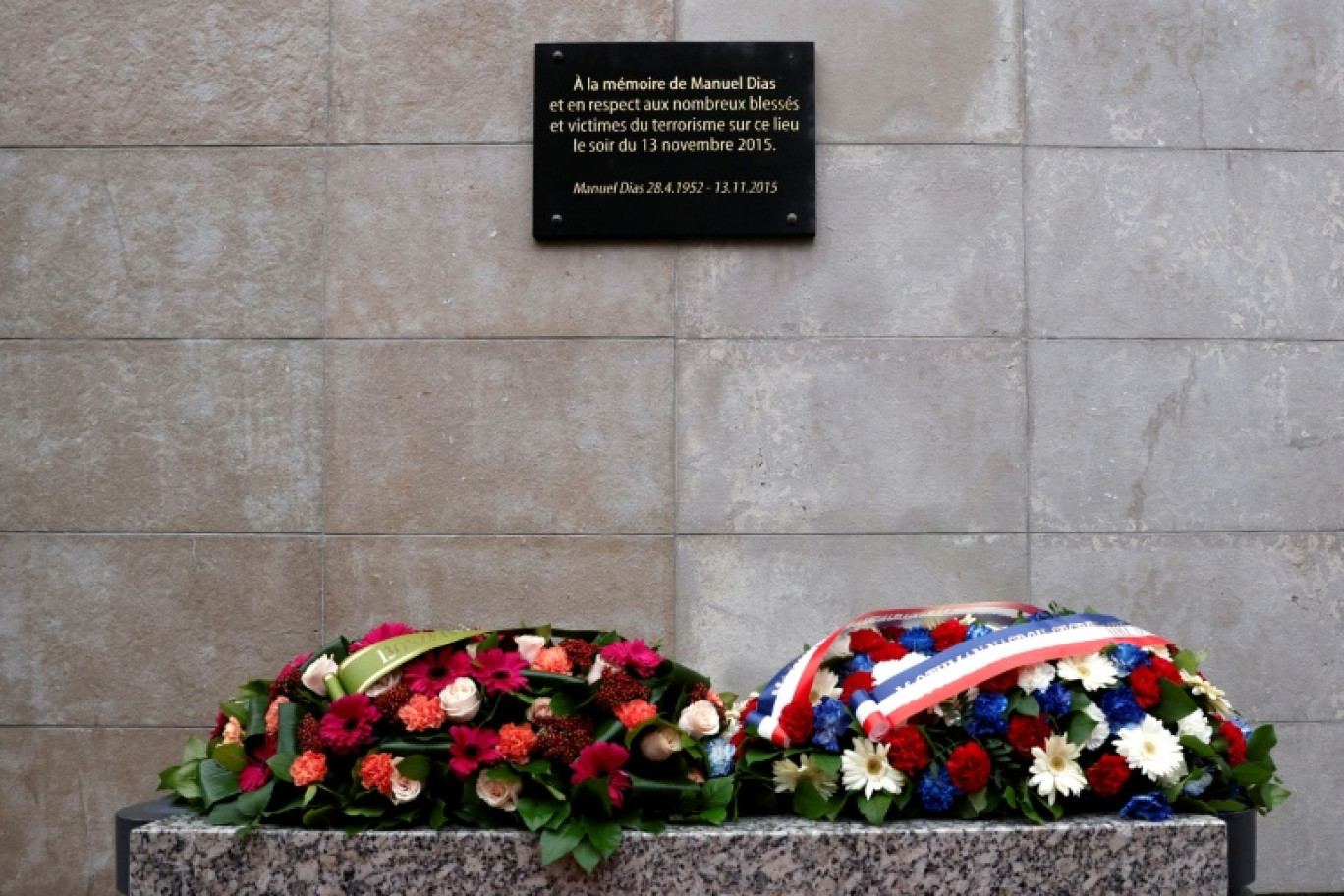 La plaque rendant hommage à Manuel Dias, tué le devant le Stade de France à Saint-Denis, près de Paris, et première victime des attentats du 13 novembre 2015, lors d'une cérémonie organisée le 13 novembre 2024 © Ian LANGSDON