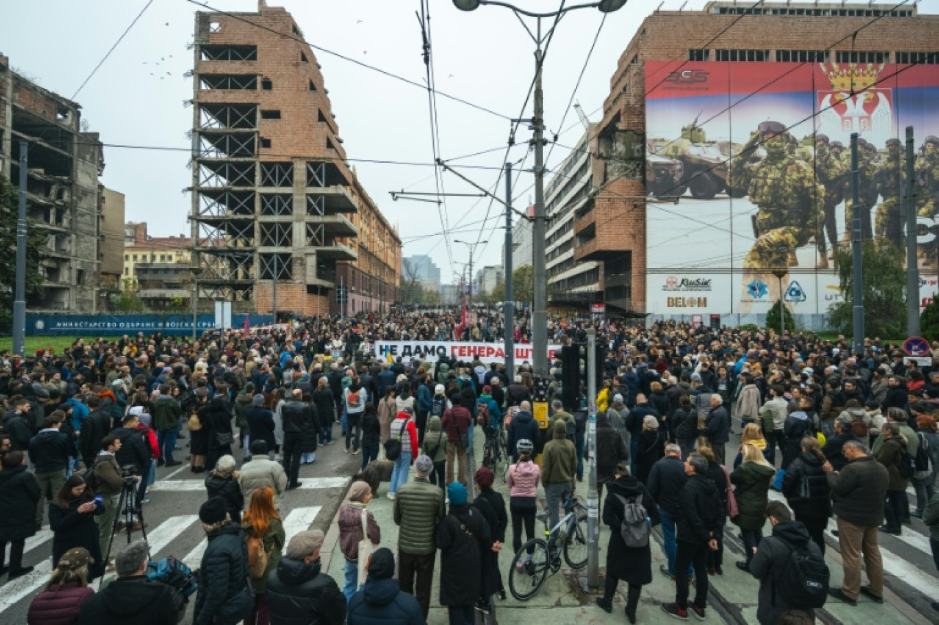 Manifestation à Belgrade contre le projet de destruction d'un état-major de l'armée yougoslave pour permettre la construction d'un hôtel de luxe par Jared Kushner, gendre du président américain Donald Trump, le 11 novembre 2025 en Serbie © Andrej ISAKOVIC