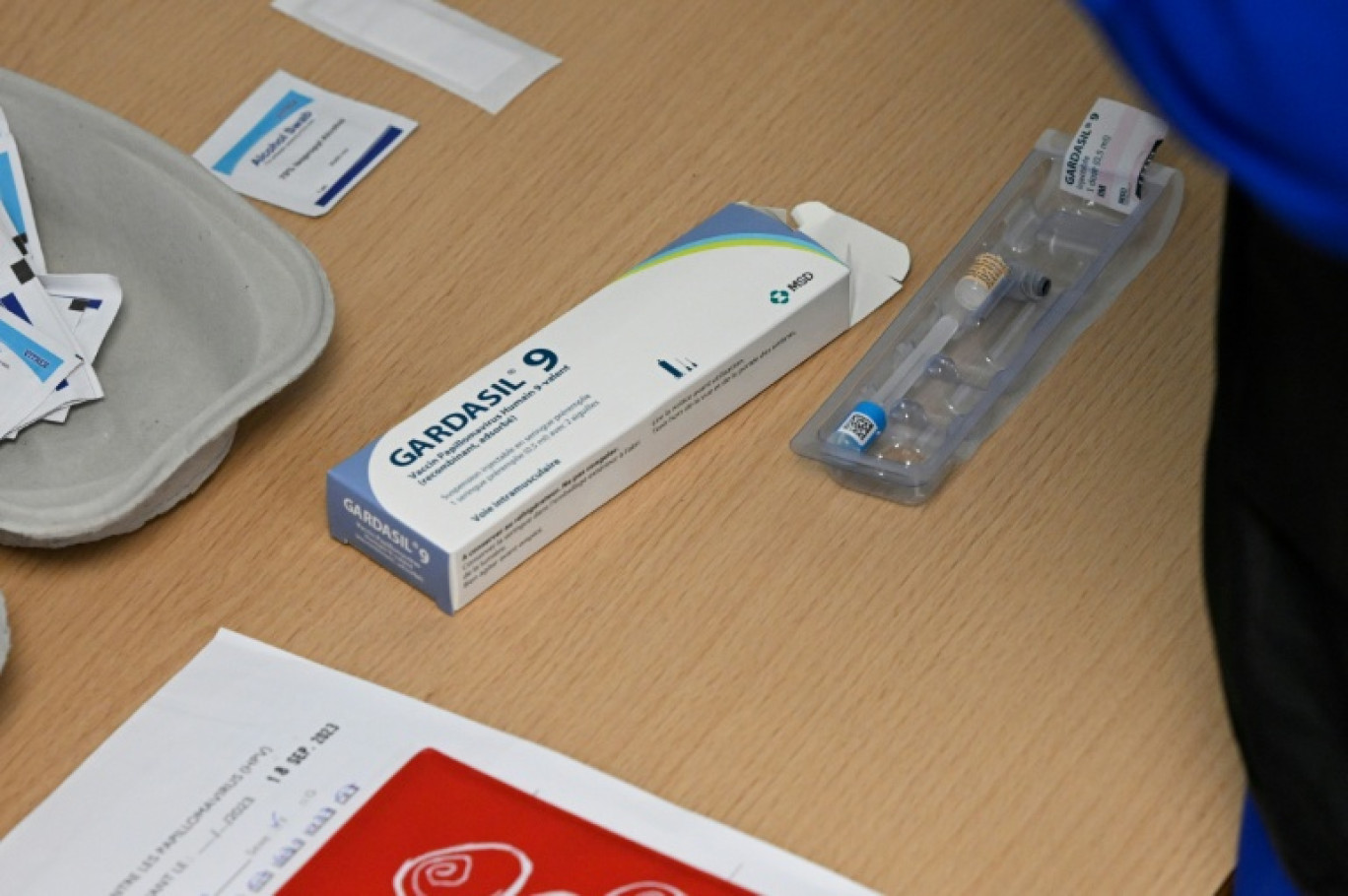 Un infirmière prépare une injection de vaccin contre le papillomavirus, avec le Gardasil 9, le 9 octobre 2023, dans un collège de Vern-sur-Seiche © Damien MEYER