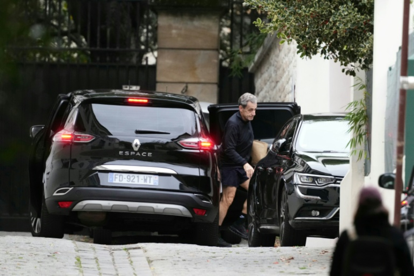 L'ancien président Nicolas Sarkozy devant sa maison à Paris le 11 novembre 2025, un jour après sa libération de prison © Dimitar DILKOFF