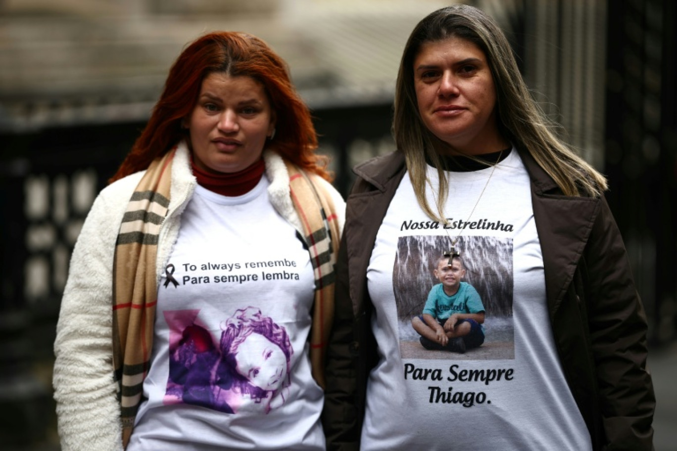 Pamela Fernandes et Gelvana Rodrigues, mères d'Emanuele et de Thiago, tués dans la catastrophe du barrage de Fundao, près de la ville de Mariana, au Brésil, arrivent à la Haute Cour de Londres le 13 mars 2025 © HENRY NICHOLLS