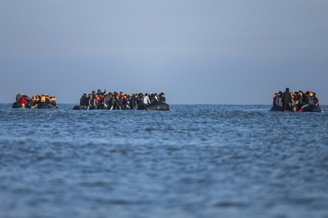Des migrants à bord de bateaux de passeurs tentent de traverser la Manche au large de la plage de Gravelines, dans le Nord, le 27 septembre 2025 © Sameer Al-DOUMY