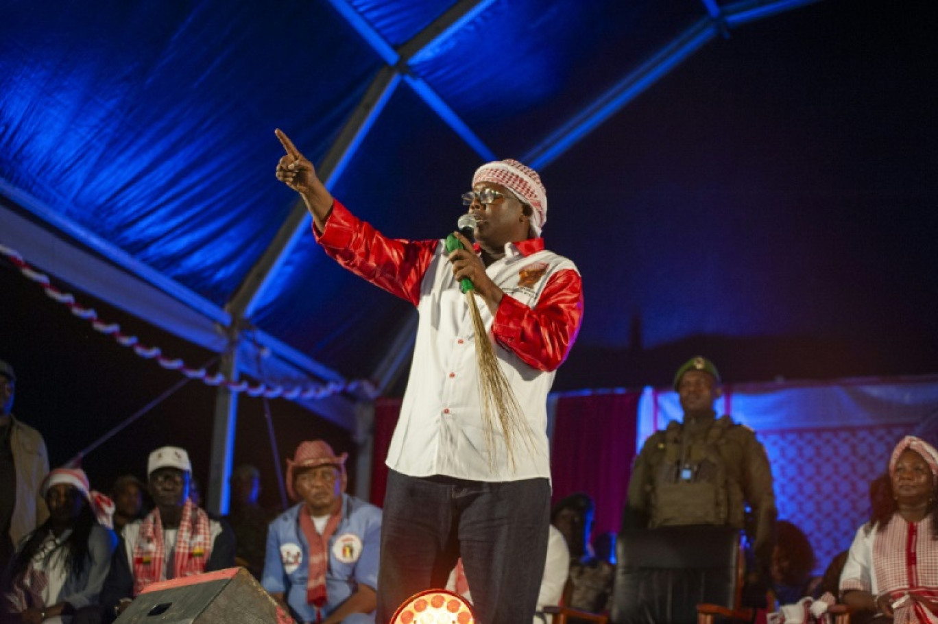 Le président sortant et candidat à sa succession, Umaro Sissoco Embalo, s'adresse à ses partisans lors d'un meeting  politique à Bissau, le 11 novembre 2025 © SAMBA BALDE