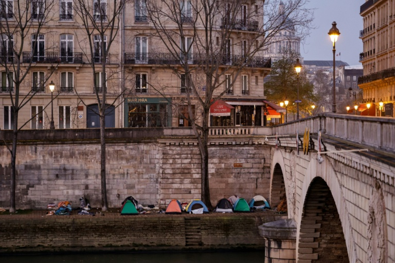 Des tentes de migrants installées sur les bords de Seine à Paris, le 28 mars 2025 © STEPHANE DE SAKUTIN