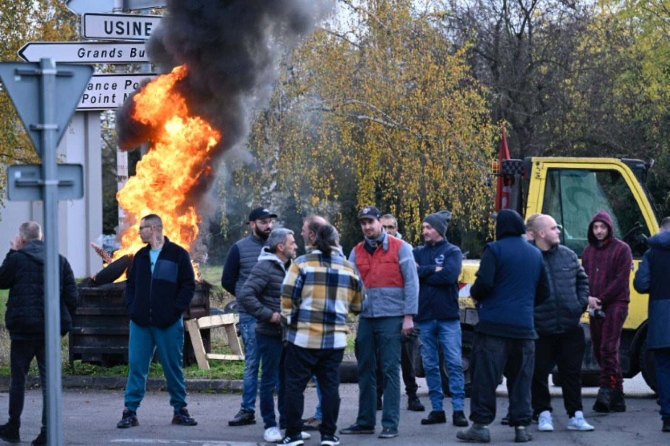 Des salariés de Novasco bloquent l'accès à l'usine d'Hagondange (Moselle) le 14 novembre 2025 © Jean-Christophe VERHAEGEN
