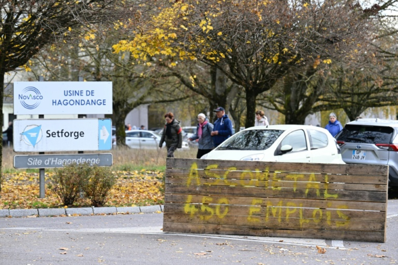 Une inscription "Ascometal - 450 emplois" au siège social de l'aciériste NovAsco à Hagondange, le 17 novembre 2025 en Moselle © Jean-Christophe VERHAEGEN