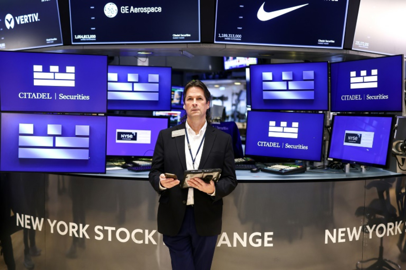 Un trader à la Bourse de New York, le 1er novembre 2025 © CHARLY TRIBALLEAU