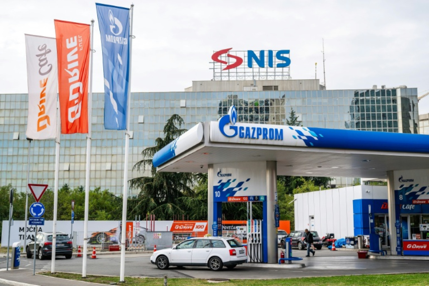 Arrivée d'une voiture dans une station-service Gazprom opérée par  Petroleum Industry of Serbia (NIS) à Belgrade le 9 octobre 2025. © Andrej ISAKOVIC