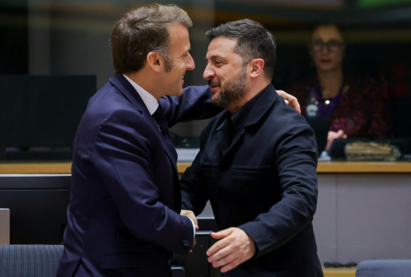 Le président ukrainien Volodymyr Zelensky (d) est accueilli par le président français Emmanuel Macron lors d'une réunion du Conseil européen qui rassemble les 27 dirigeants de l'UE, à Bruxelles, le 23 octobre 2025 © Yves Herman