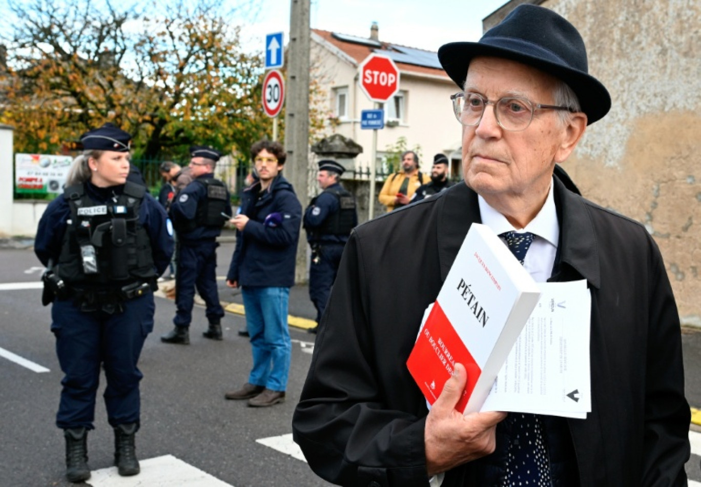 Le président de l'Association pour défendre la mémoire du maréchal Pétain (ADMP), Jacques Boncompain, devant l'église où a eu lieu une cérémonie en hommage à Pétain organisée par son association, le 15 novembre 2025, à Verdun dans la Meuse © Jean-Christophe VERHAEGEN