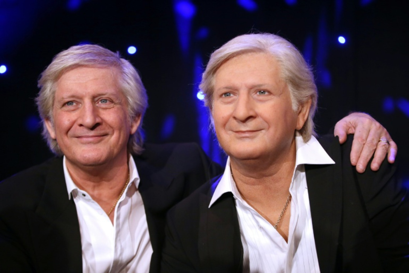 Patrick Sébastien en compagnie de son effigie lors de son entrée au musée Grévin à Paris le 29 janvier 2014 © KENZO TRIBOUILLARD