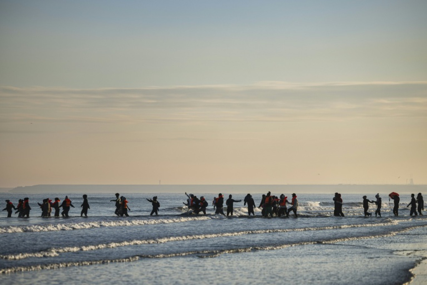 Des migrants tentent de traverser la Manche avec des bateaux de passeurs au large de la plage de Gravelines, dans le Nord, le 27 septembre 2025 © Sameer Al-DOUMY