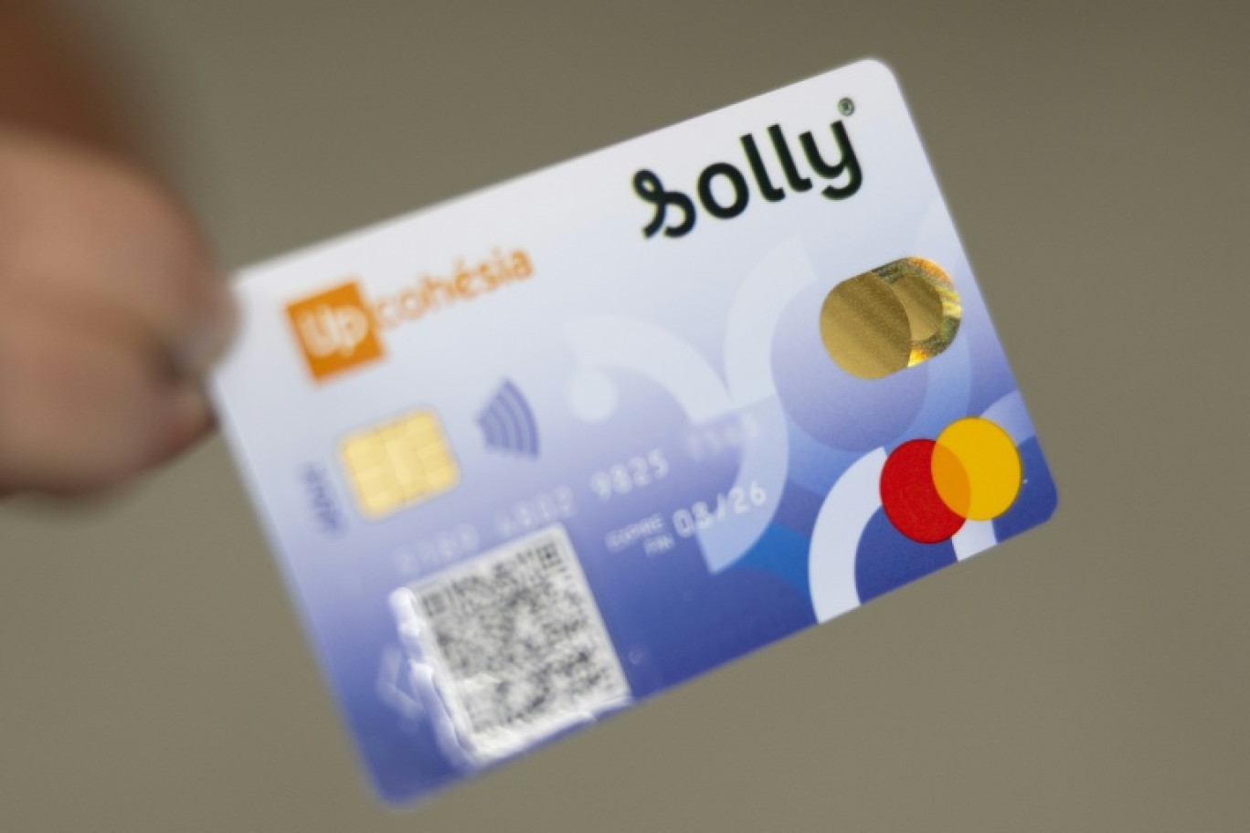 La carte Solly, ici le 21 novembre 2025, une solution de dons dématérialisés aux sans-abris, a été lancée ce week-end à Lille © Sameer Al-DOUMY