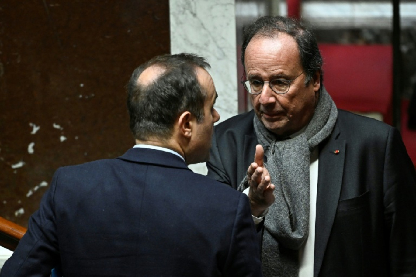 François Hollande s'entretient avec le Premier ministre Sébastien Lecornu à l'Assemblée nationale, à Paris, le 19 novembre 2025 © JULIEN DE ROSA