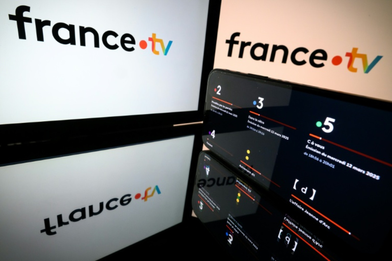 Cette image d'illustration montre le logo de France Télévisions sur des écrans, à Toulouse, le 12 mars 2025 © Lionel BONAVENTURE