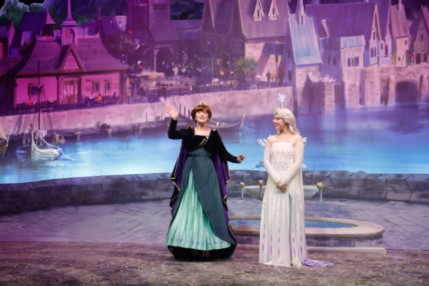 Des actrices interprètent les personnages de "La Reine des neiges", Anna (G) et Elsa, le 24 novembre 2025 à Marne-la-Vallée © GEOFFROY VAN DER HASSELT