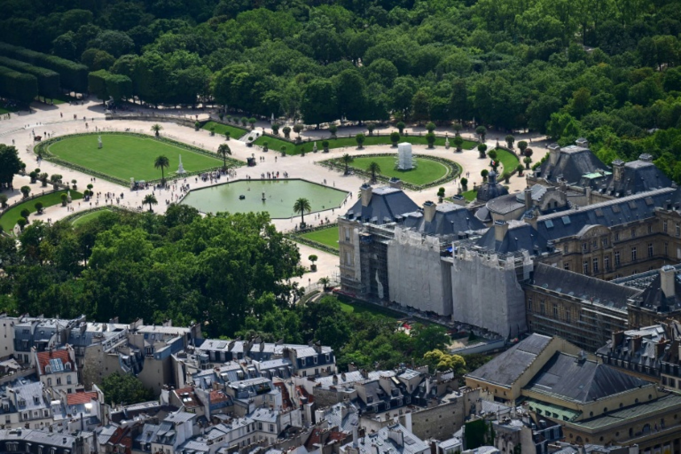 Vue aérienne du Sénat à Paris, le 11 juillet 2023, avec sur la gauche le Jardin du Luxembourg. © Emmanuel DUNAND