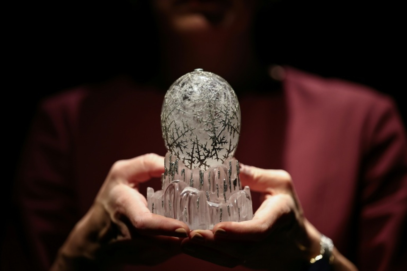 "L'œuf d'hiver" de Fabergé, commandé par l'ancien empereur russe Nicolas II pour sa mère, présenté lors d'une avant-première pour la presse chez Christie's, avant une mise aux enchères, le 27 novembre 2025 à Londres © HENRY NICHOLLS